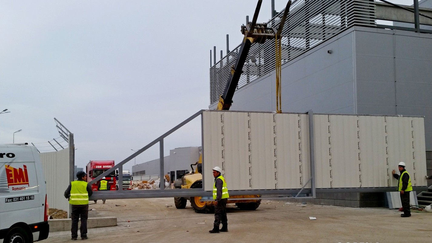 Santier in procesul instalari unei usii autportante - EMI